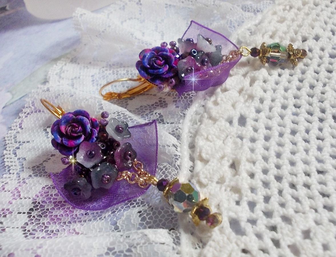 BO Lady Romantique brodert med klokkeblomster, rosa cabochoner, PureCrystal-krystaller, gullbelagt kjede og organzabånd.