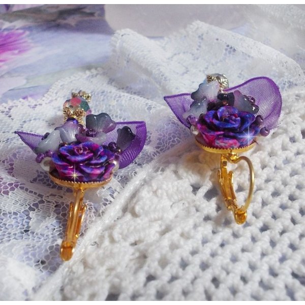 BO Lady Romantique brodert med klokkeblomster, rosa cabochoner, PureCrystal-krystaller, gullbelagt kjede og organzab&aring;nd.