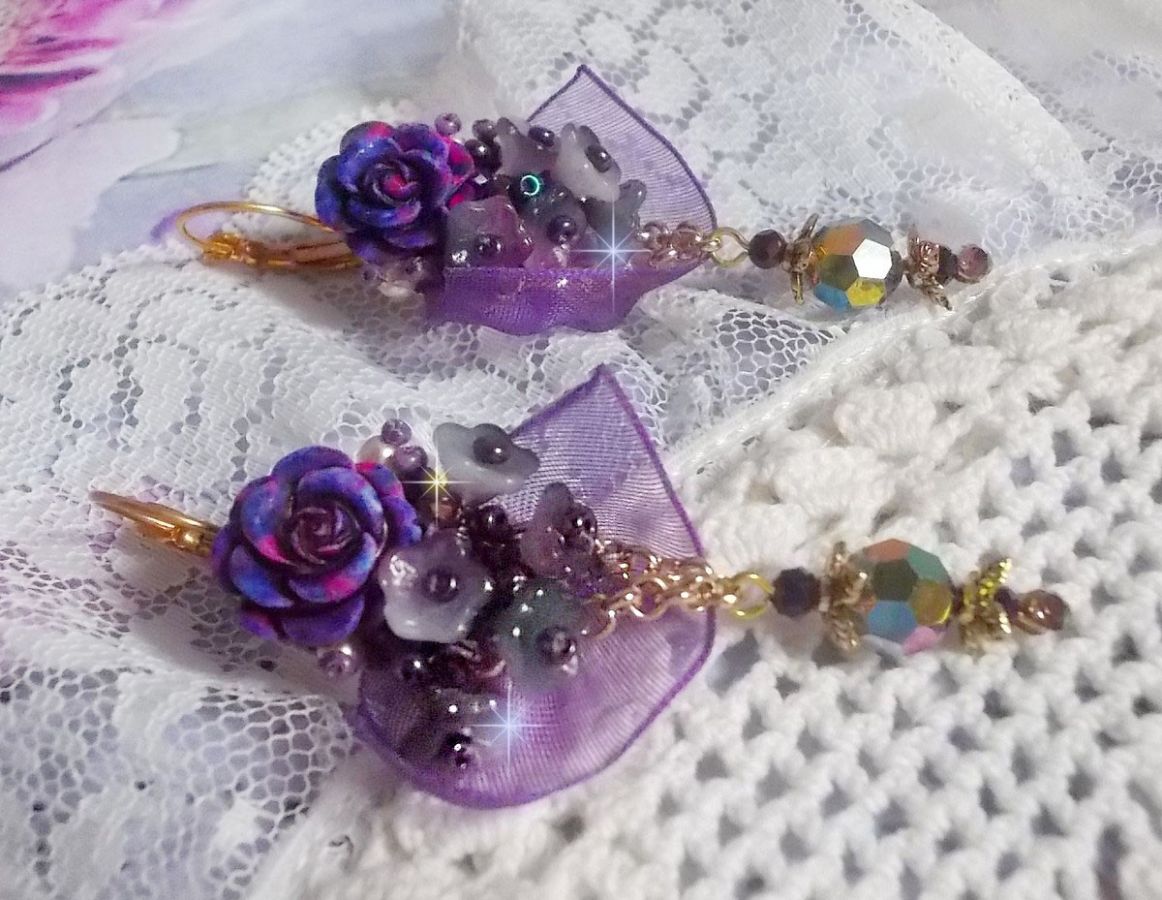BO Lady Romantique brodert med klokkeblomster, rosa cabochoner, PureCrystal-krystaller, gullbelagt kjede og organzabånd.