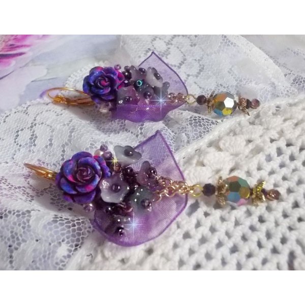 BO Lady Romantique brodert med klokkeblomster, rosa cabochoner, PureCrystal-krystaller, gullbelagt kjede og organzab&aring;nd.