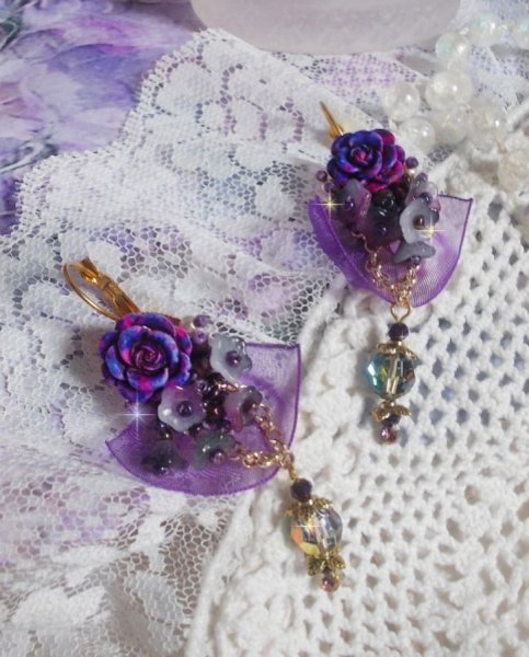 BO Lady Romantique brodert med klokkeblomster, rosa cabochoner, PureCrystal-krystaller, gullbelagt kjede og organzab&aring;nd.