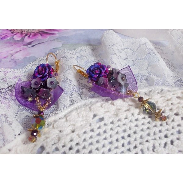 BO Lady Romantique brodert med klokkeblomster, rosa cabochoner, PureCrystal-krystaller, gullbelagt kjede og organzab&aring;nd.