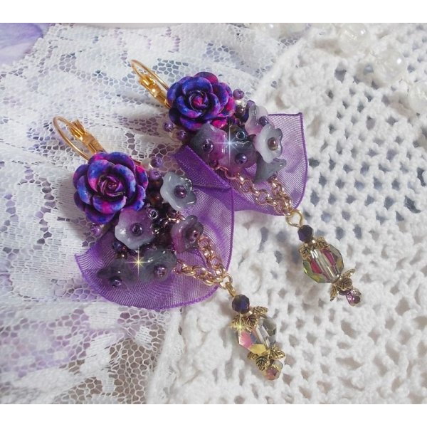 BO Lady Romantique brodert med klokkeblomster, rosa cabochoner, PureCrystal-krystaller, gullbelagt kjede og organzab&aring;nd.