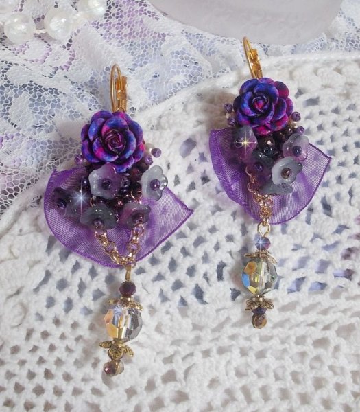 BO Lady Romantique brodert med klokkeblomster, rosa cabochoner, PureCrystal-krystaller, gullbelagt kjede og organzab&aring;nd.