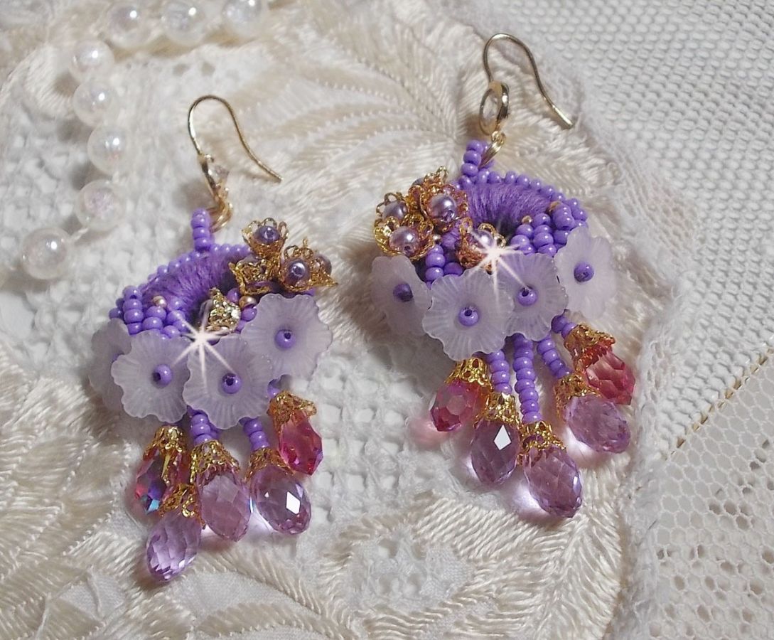 BO Laureline brodert med Swarovski-krystaller, lilla DMC-bomull, Lucite-blomster og frøperler