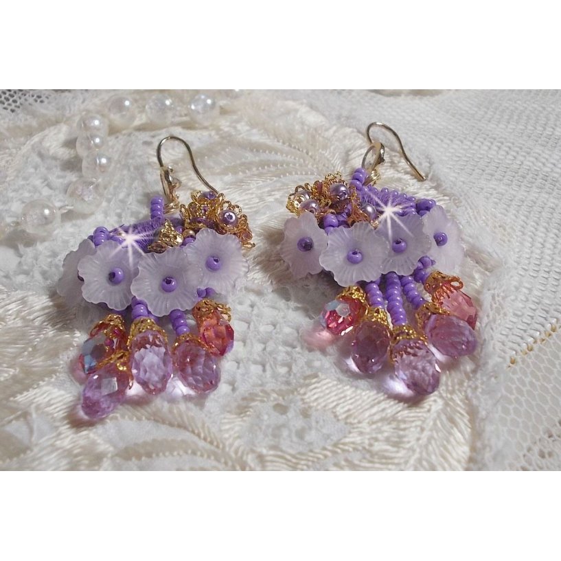 BO Laureline brodert med Swarovski-krystaller, lilla DMC-bomull, Lucite-blomster og frøperler