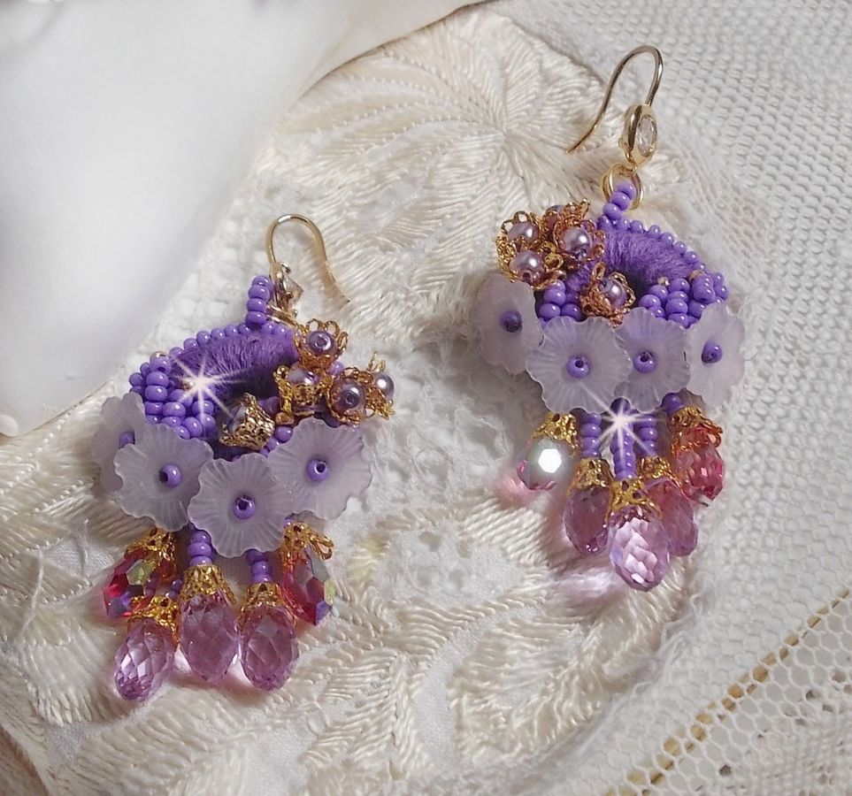 BO Laureline brodert med Swarovski-krystaller, lilla DMC-bomull, Lucite-blomster og frøperler