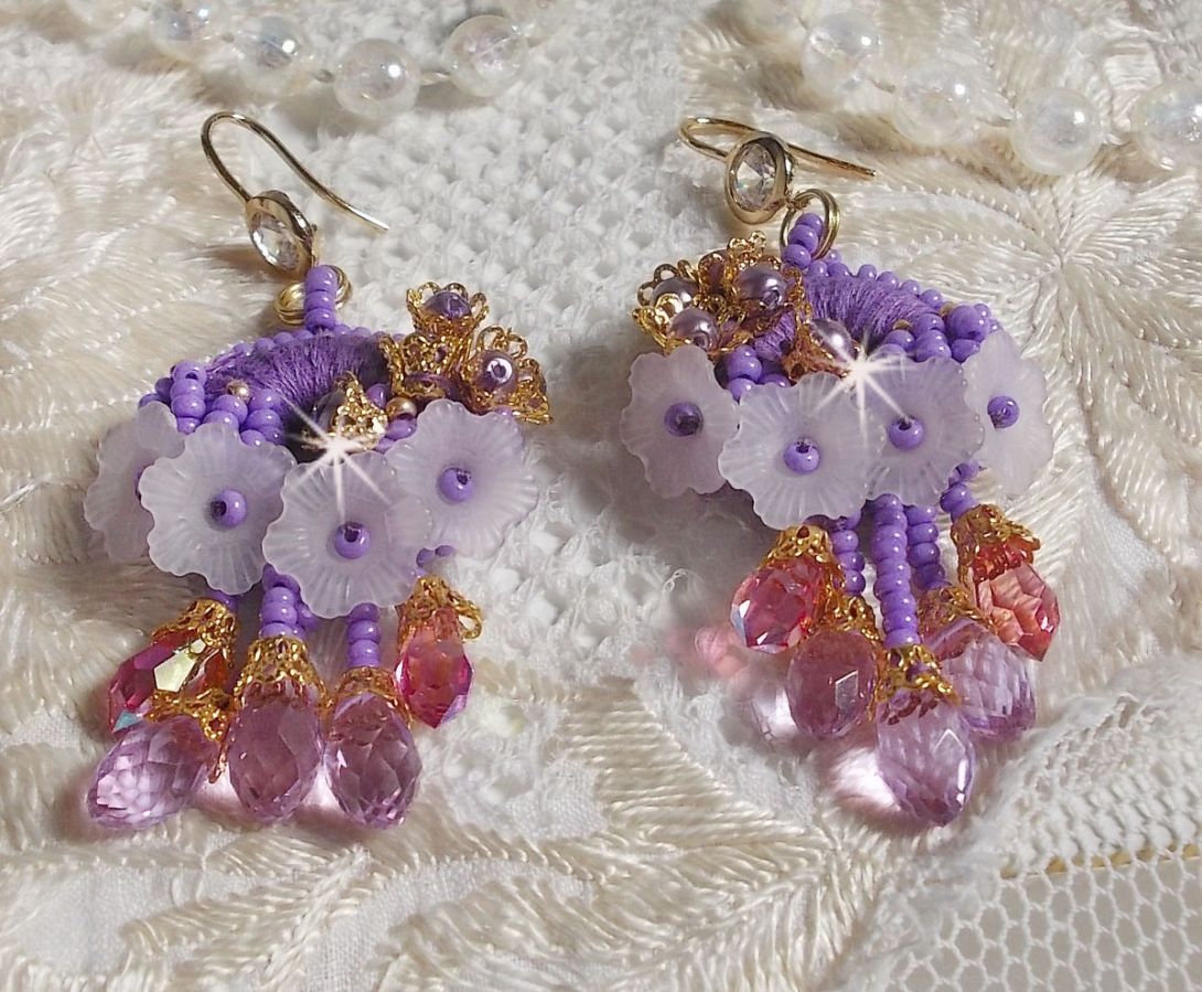 BO Laureline brodert med Swarovski-krystaller, lilla DMC-bomull, Lucite-blomster og frøperler