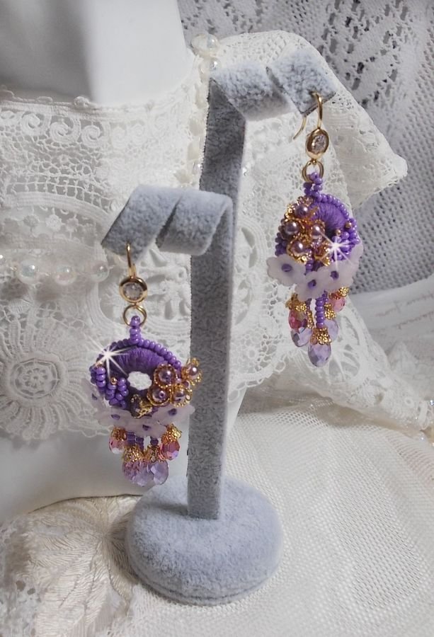 BO Laureline brodert med Swarovski-krystaller, lilla DMC-bomull, Lucite-blomster og frøperler