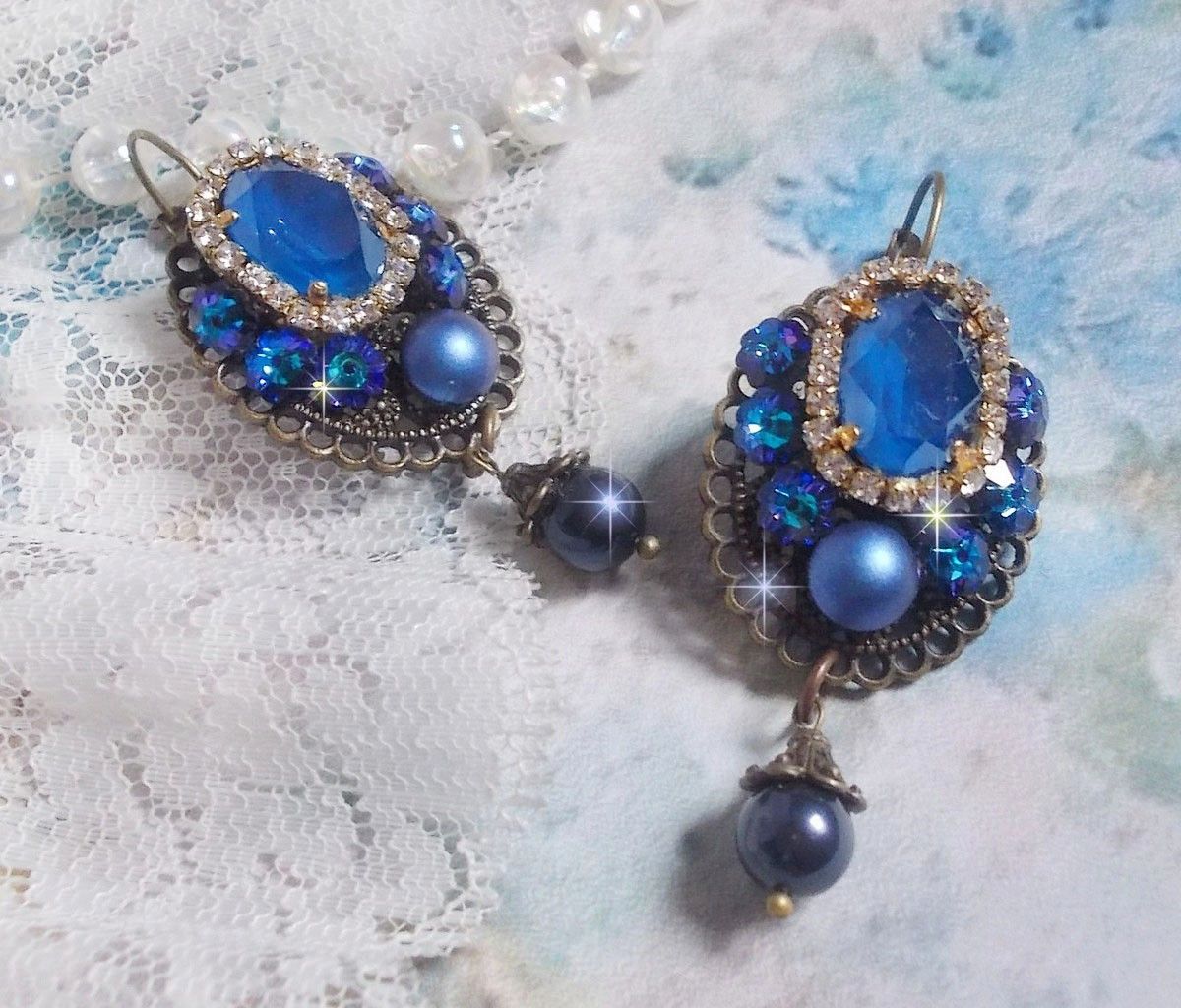 BO Leila laget med Royal Blue Swarovski Crystal cabochons, runde perleperler, rhinestone kjede, krystallblomster og diverse tilbehør. 