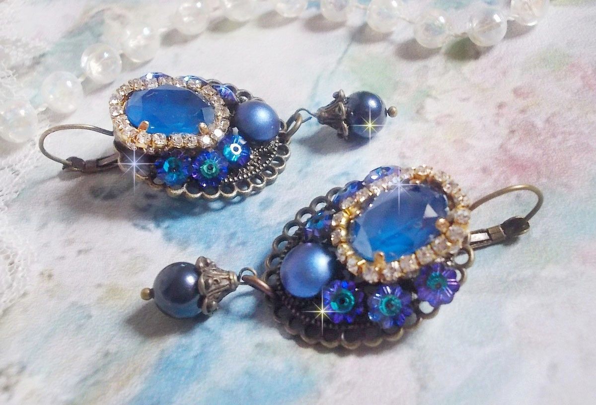 BO Leila laget med Royal Blue Swarovski Crystal cabochons, runde perleperler, rhinestone kjede, krystallblomster og diverse tilbehør. 
