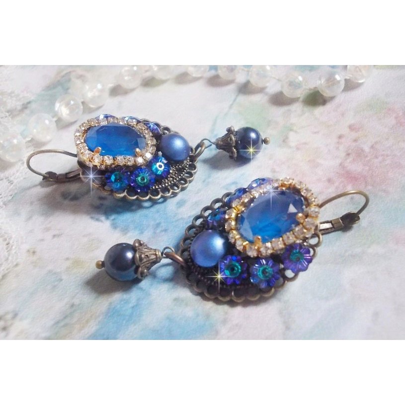 BO Leila laget med Royal Blue Swarovski Crystal cabochons, runde perleperler, rhinestone kjede, krystallblomster og diverse tilbehør. 