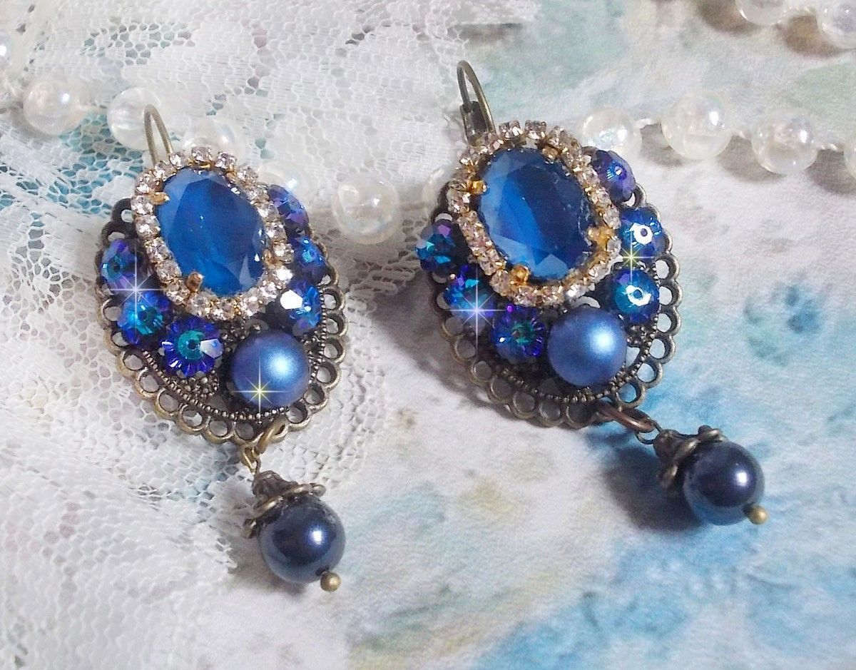BO Leila laget med Royal Blue Swarovski Crystal cabochons, runde perleperler, rhinestone kjede, krystallblomster og diverse tilbehør. 