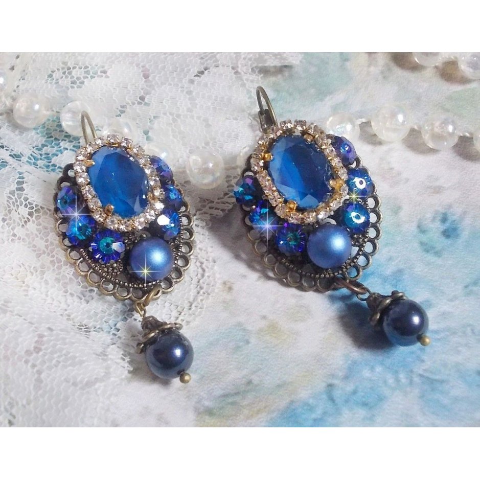 BO Leila laget med Royal Blue Swarovski Crystal cabochons, runde perleperler, rhinestone kjede, krystallblomster og diverse tilbehør. 