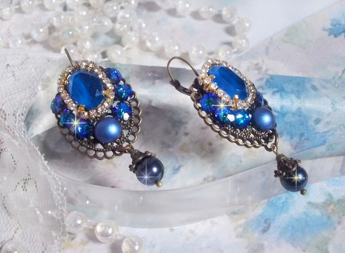 BO Leila laget med Royal Blue Swarovski Crystal cabochons, runde perleperler, rhinestone kjede, krystallblomster og diverse tilbehør. 