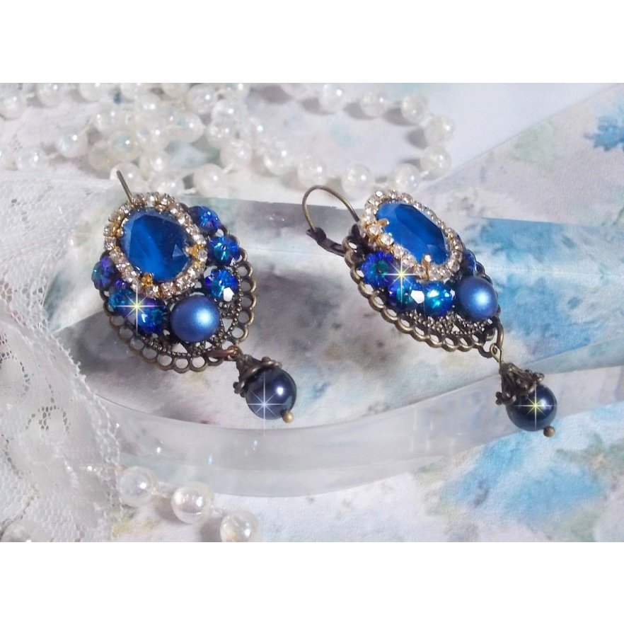 BO Leila laget med Royal Blue Swarovski Crystal cabochons, runde perleperler, rhinestone kjede, krystallblomster og diverse tilbehør. 