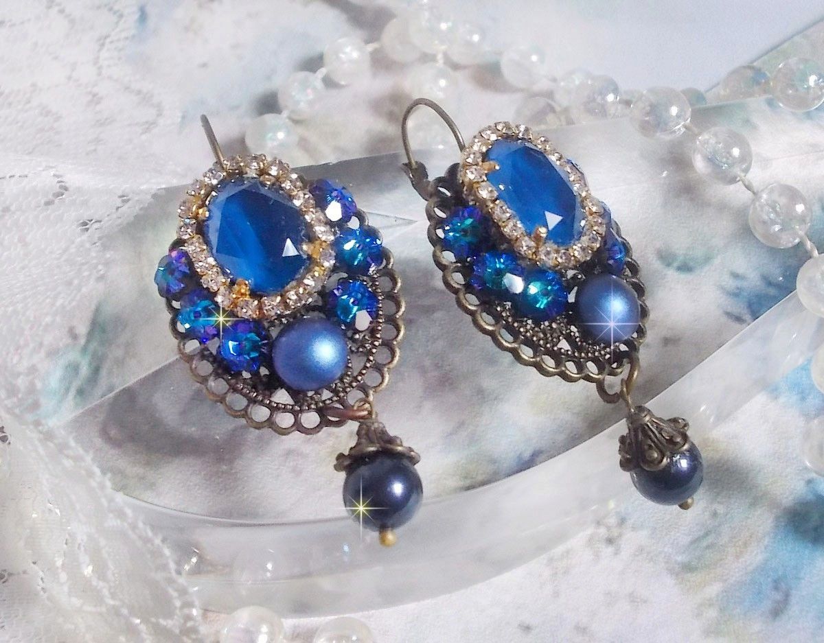 BO Leila laget med Royal Blue Swarovski Crystal cabochons, runde perleperler, rhinestone kjede, krystallblomster og diverse tilbehør. 