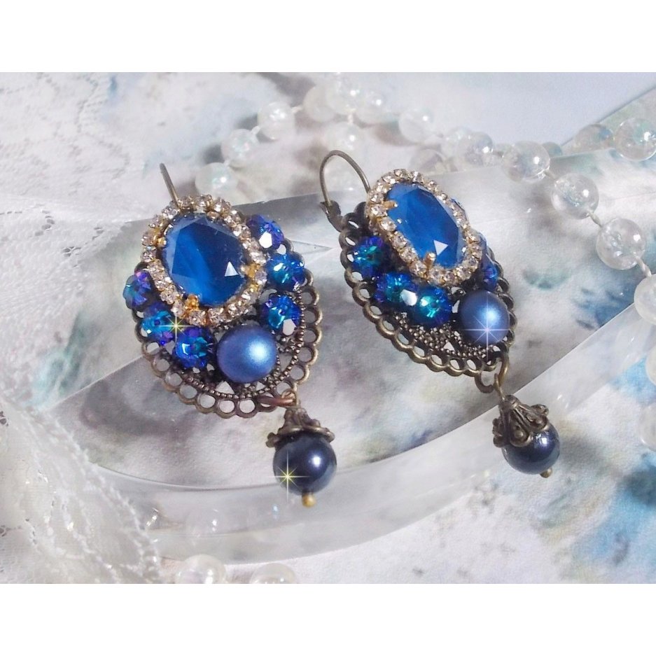 BO Leila laget med Royal Blue Swarovski Crystal cabochons, runde perleperler, rhinestone kjede, krystallblomster og diverse tilbehør. 
