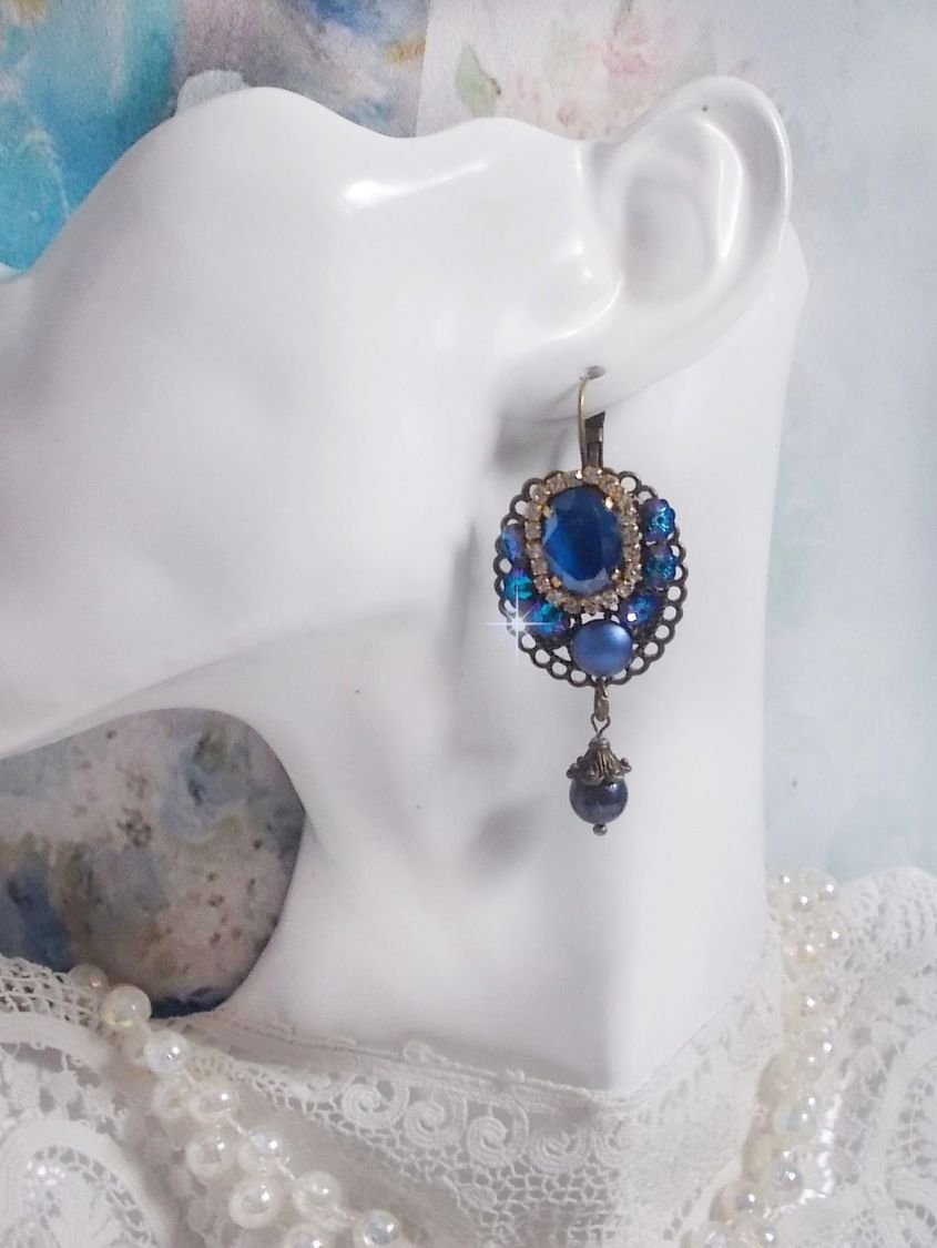 BO Leila laget med Royal Blue Swarovski Crystal cabochons, runde perleperler, rhinestone kjede, krystallblomster og diverse tilbehør. 