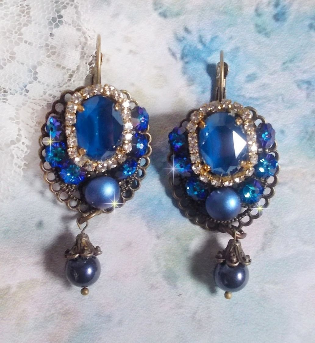BO Leila laget med Royal Blue Swarovski Crystal cabochons, runde perleperler, rhinestone kjede, krystallblomster og diverse tilbehør. 