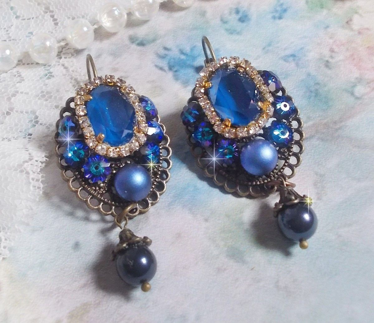 BO Leila laget med Royal Blue Swarovski Crystal cabochons, runde perleperler, rhinestone kjede, krystallblomster og diverse tilbehør. 