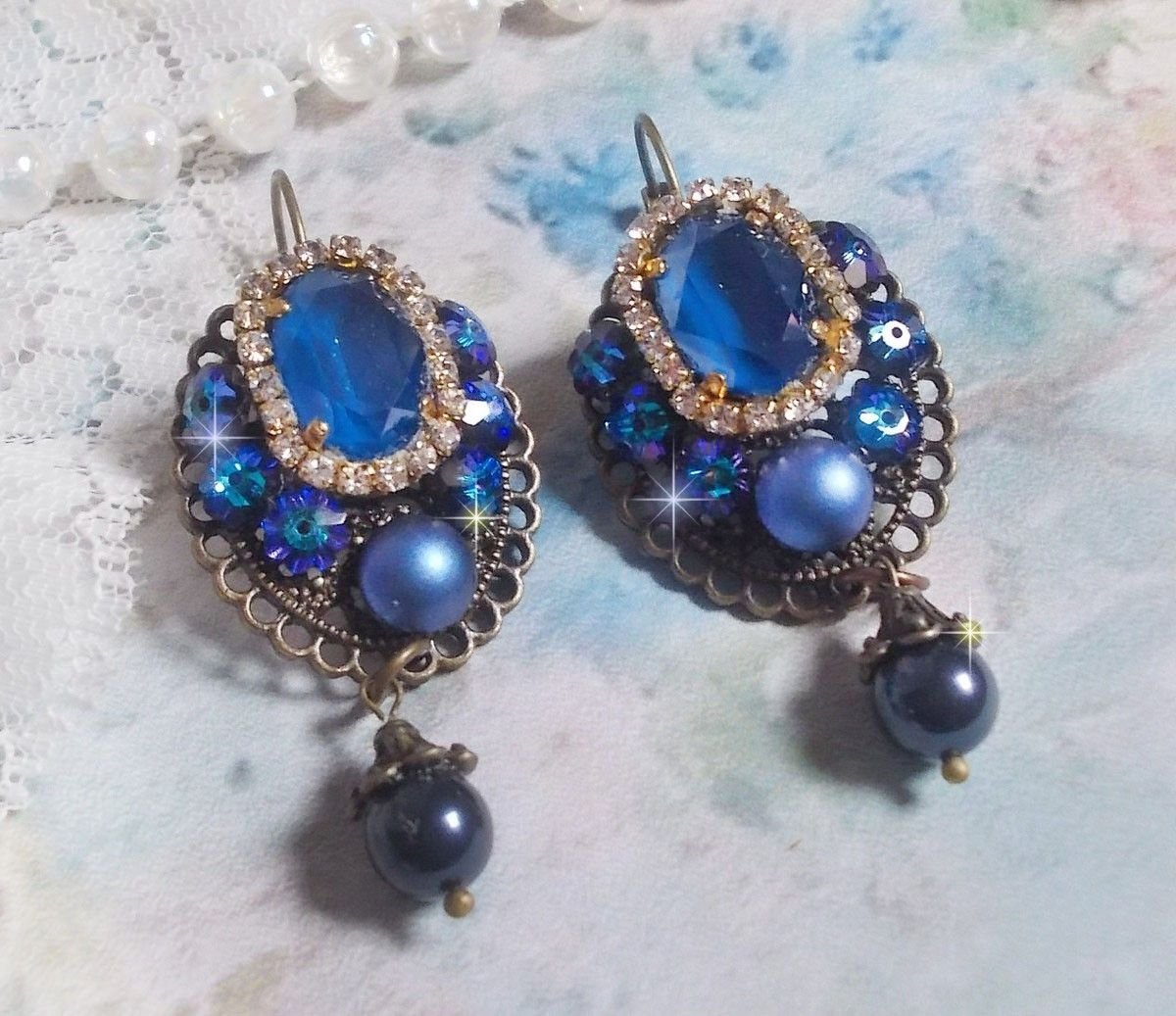 BO Leila laget med Royal Blue Swarovski Crystal cabochons, runde perleperler, rhinestone kjede, krystallblomster og diverse tilbehør. 