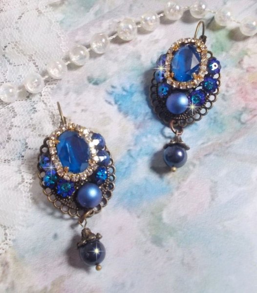 BO Leila laget med Royal Blue Swarovski Crystal cabochons, runde perleperler, rhinestone kjede, krystallblomster og diverse tilbeh&oslash;r. 