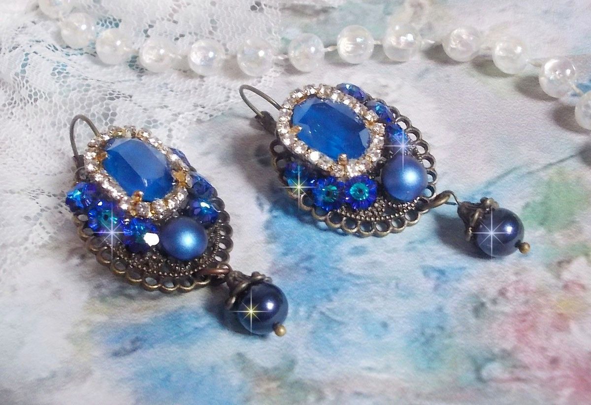 BO Leila laget med Royal Blue Swarovski Crystal cabochons, runde perleperler, rhinestone kjede, krystallblomster og diverse tilbehør. 