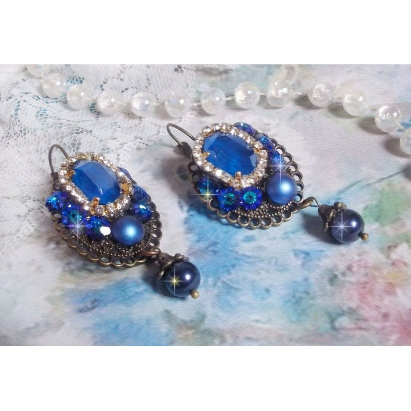 BO Leila laget med Royal Blue Swarovski Crystal cabochons, runde perleperler, rhinestone kjede, krystallblomster og diverse tilbehør. 
