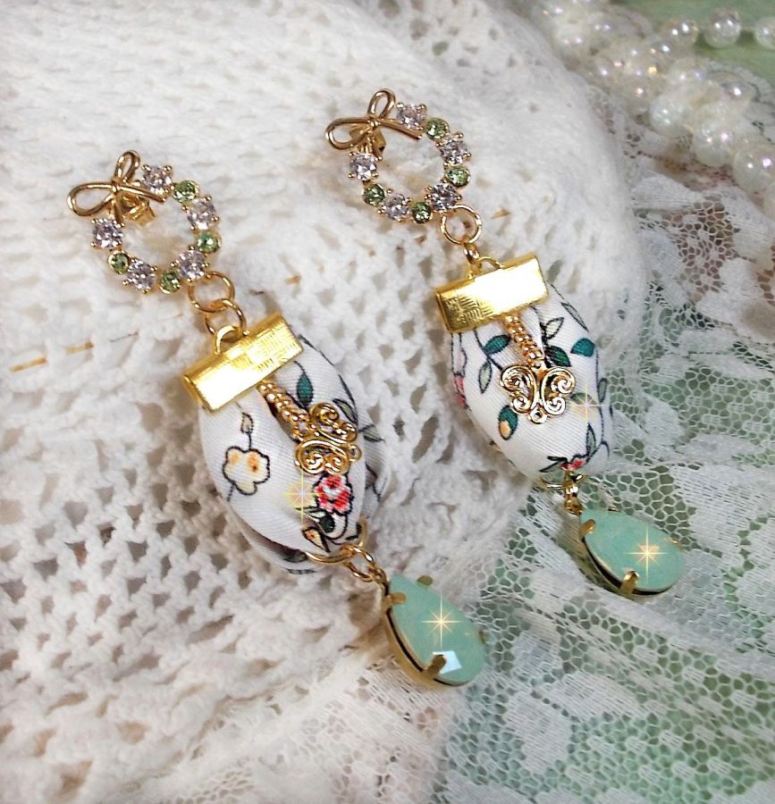 BO Liberty Flowers laget med Opal krystall cabochons; Gullbelagte øredobber og diverse tilbehør