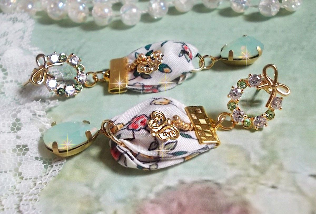 BO Liberty Flowers laget med Opal krystall cabochons; Gullbelagte øredobber og diverse tilbehør