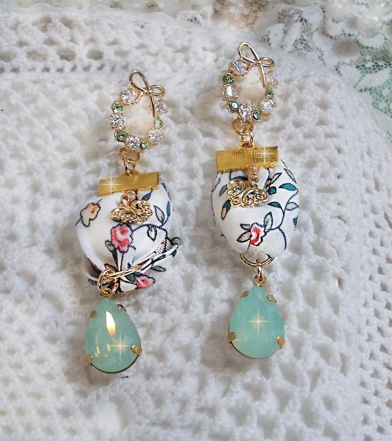 BO Liberty Flowers laget med Opal krystall cabochons; Gullbelagte øredobber og diverse tilbehør