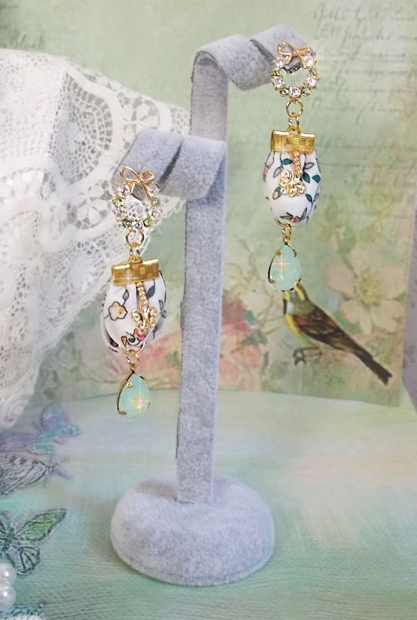 BO Liberty Flowers laget med Opal krystall cabochons; Gullbelagte øredobber og diverse tilbehør