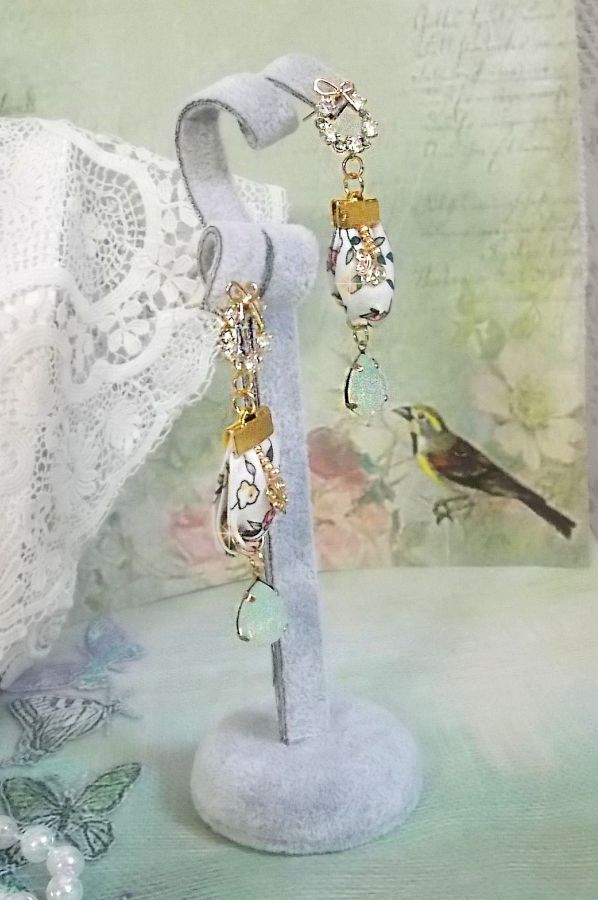 BO Liberty Flowers laget med Opal krystall cabochons; Gullbelagte øredobber og diverse tilbehør