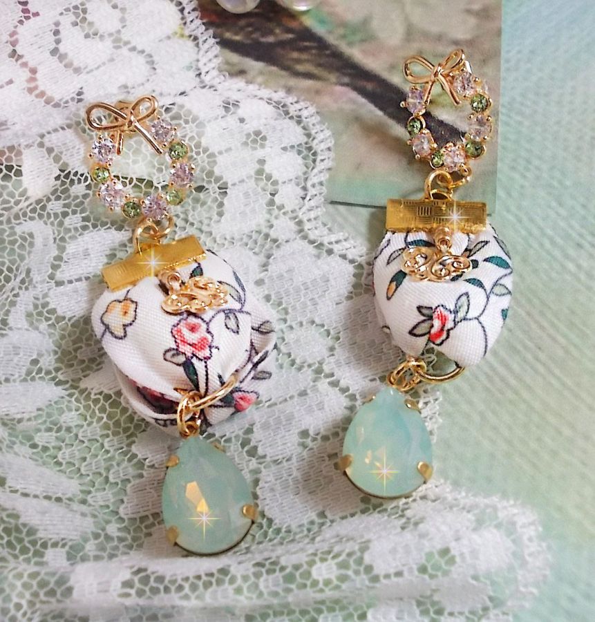 BO Liberty Flowers laget med Opal krystall cabochons; Gullbelagte øredobber og diverse tilbehør
