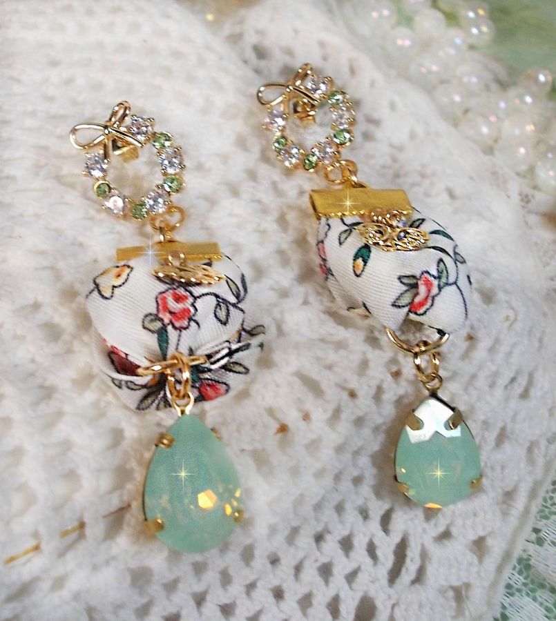 BO Liberty Flowers laget med Opal krystall cabochons; Gullbelagte øredobber og diverse tilbehør