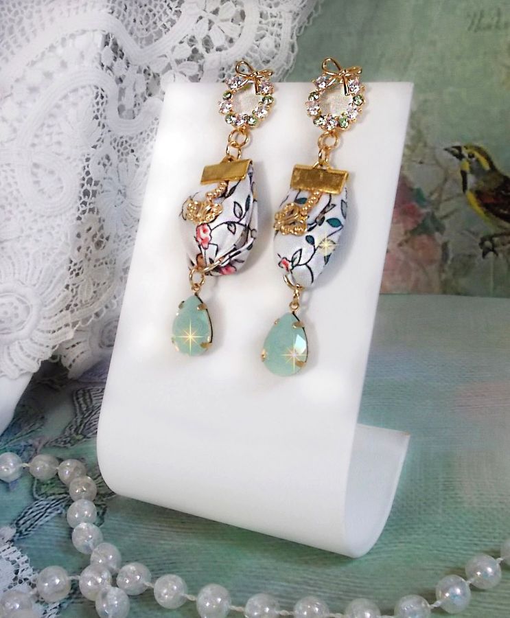 BO Liberty Flowers laget med Opal krystall cabochons; Gullbelagte øredobber og diverse tilbehør