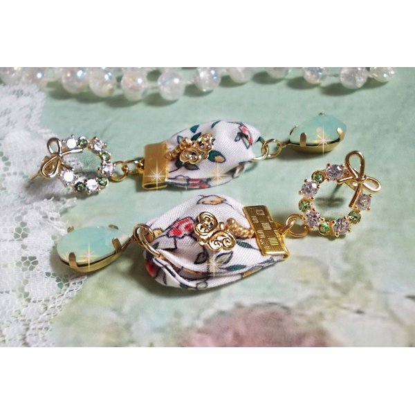 BO Liberty Flowers laget med Opal krystall cabochons; Gullbelagte &oslash;redobber og diverse tilbeh&oslash;r