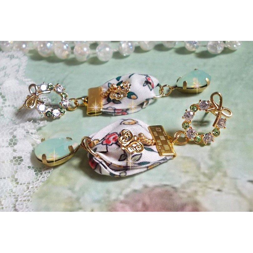 BO Liberty Flowers laget med Opal krystall cabochons; Gullbelagte øredobber og diverse tilbehør