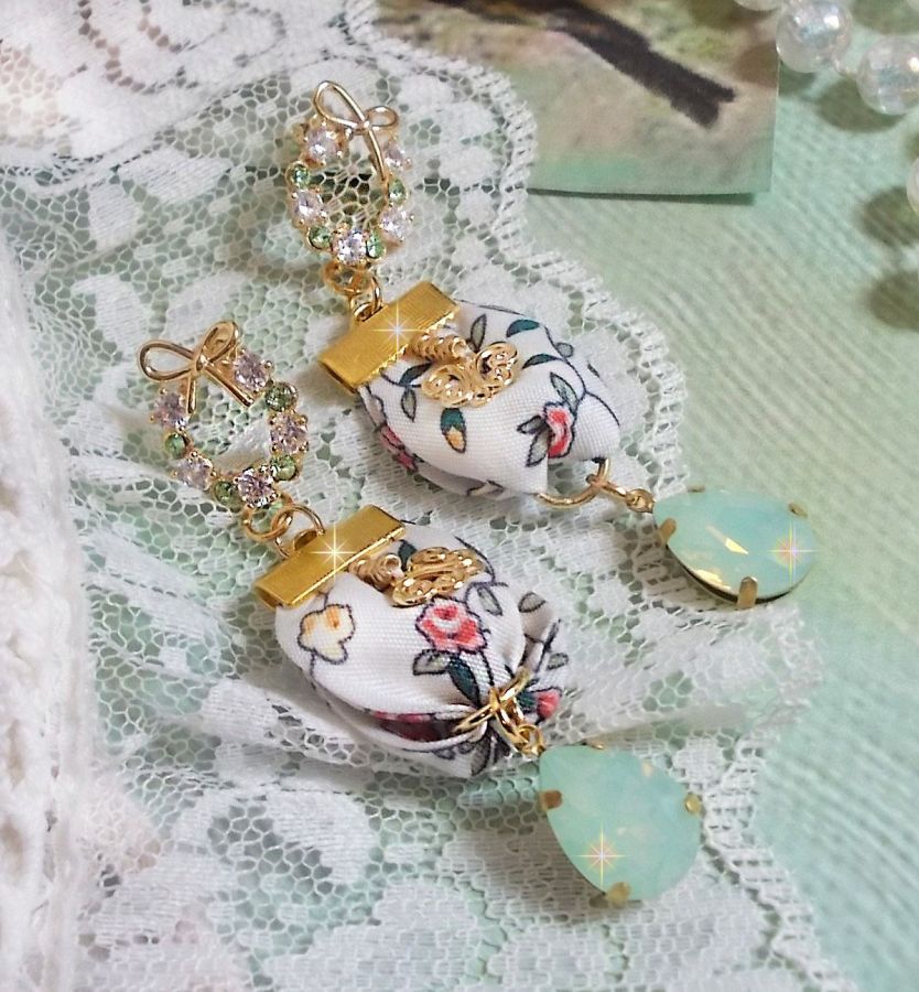 BO Liberty Flowers laget med Opal krystall cabochons; Gullbelagte øredobber og diverse tilbehør