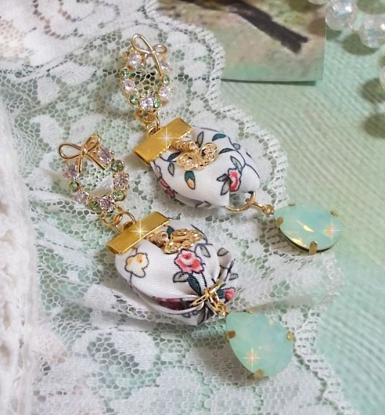 BO Liberty Flowers laget med Opal krystall cabochons; Gullbelagte &oslash;redobber og diverse tilbeh&oslash;r