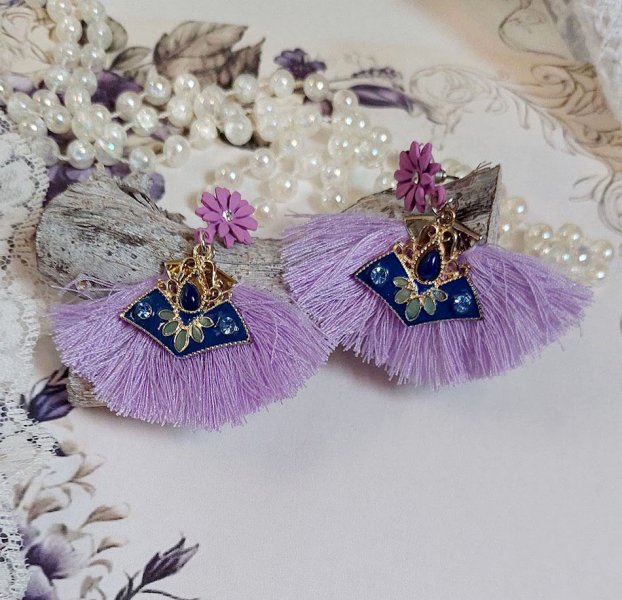 BO Lilas mont&eacute;es avec des pompons, pinces demi-lune, breloques &eacute;maill&eacute;es et puces m&eacute;tal