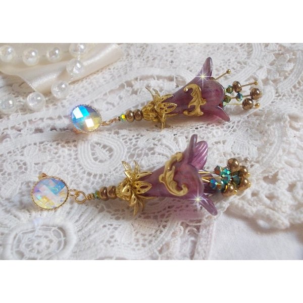 BO Lisi&egrave;re de For&ecirc;t Fleurie avec des cabochons en Cristal de Swarovski mont&eacute;s sur clous d&rsquo;oreilles en Laiton. Les toupies illuminent les breloques dentelles, coupelles, c&ocirc;nes et perles