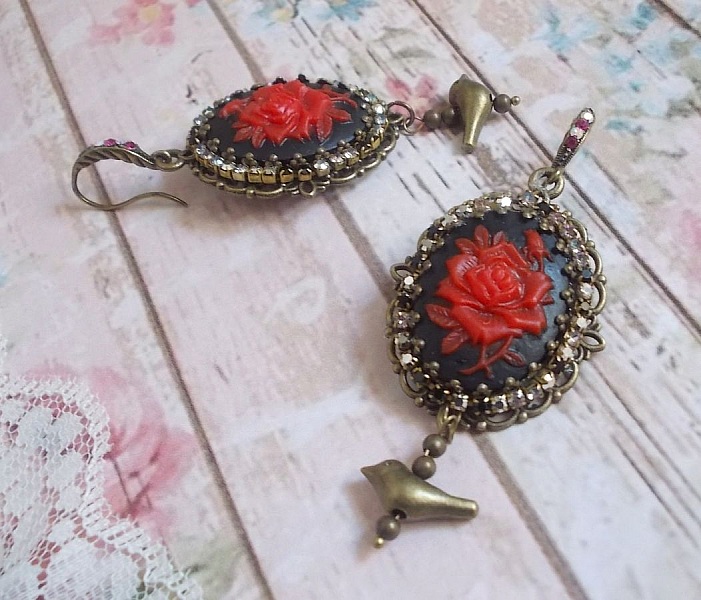 BO Loly Roses laget med harpiks cabochons, krystall rhinestone kjede med bronse tilbeh&oslash;r