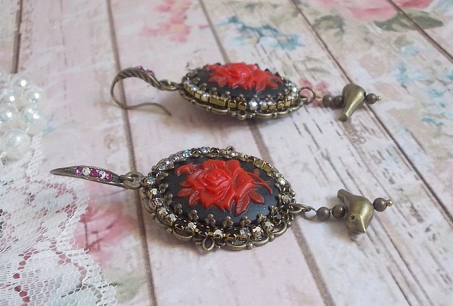 BO Loly Roses laget med harpiks cabochons, krystall rhinestone kjede med bronse tilbeh&oslash;r