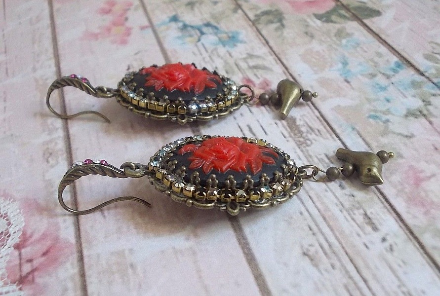 BO Loly Roses laget med harpiks cabochons, krystall rhinestone kjede med bronse tilbeh&oslash;r