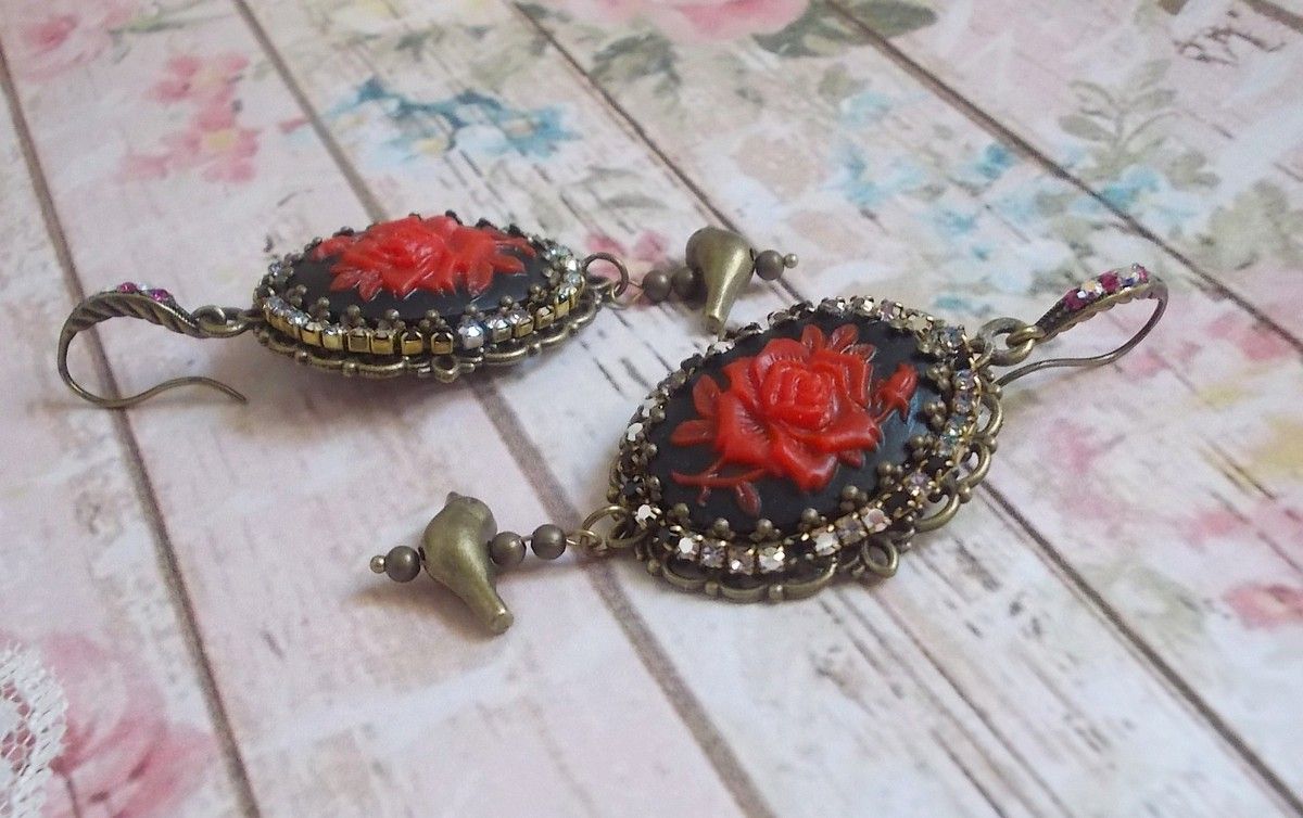 BO Loly Roses laget med harpiks cabochons, krystall rhinestone kjede med bronse tilbehør