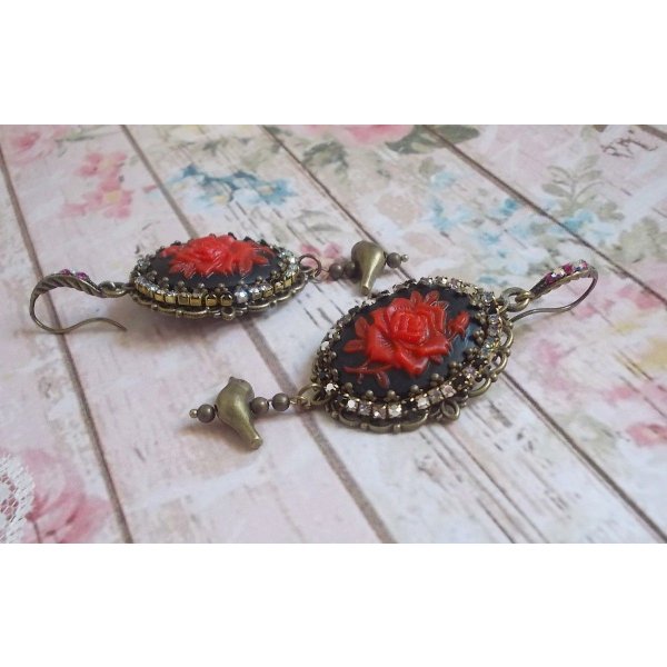 BO Loly Roses laget med harpiks cabochons, krystall rhinestone kjede med bronse tilbehør