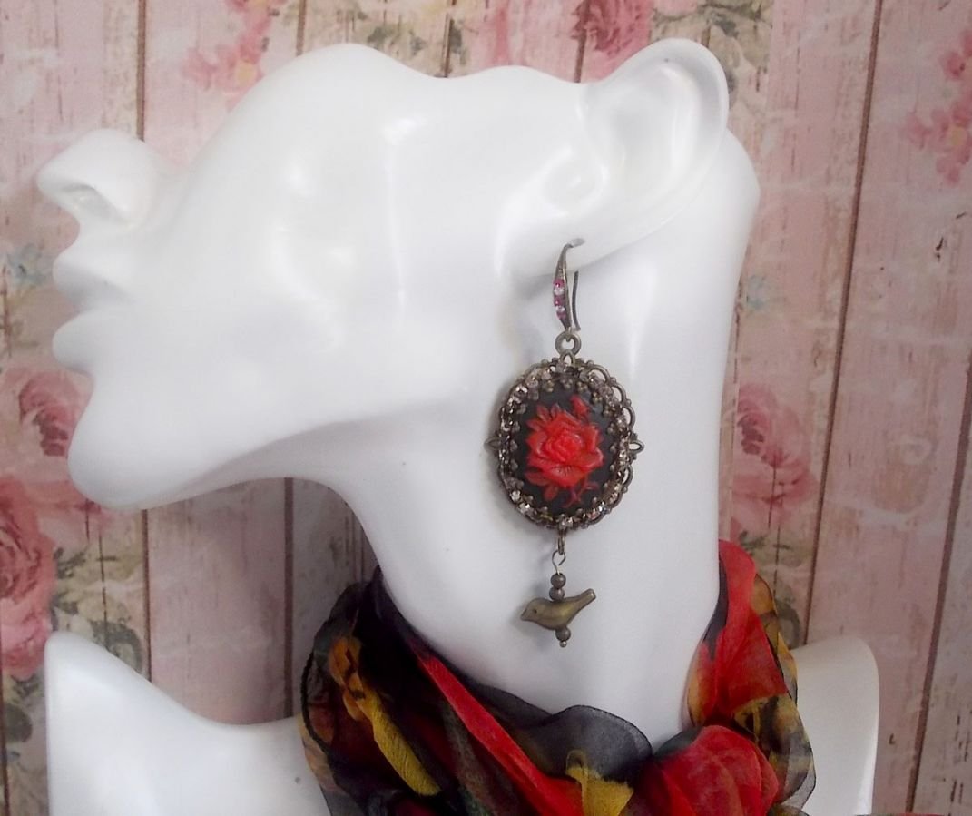 BO Loly Roses laget med harpiks cabochons, krystall rhinestone kjede med bronse tilbehør