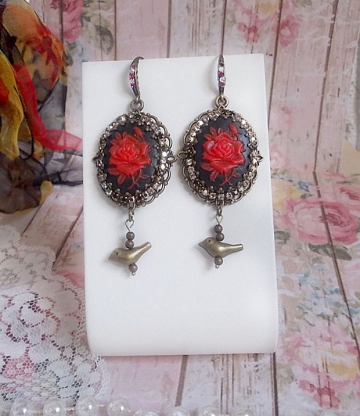 BO Loly Roses laget med harpiks cabochons, krystall rhinestone kjede med bronse tilbeh&oslash;r